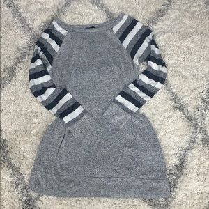 Grey black white blouse. covers butt